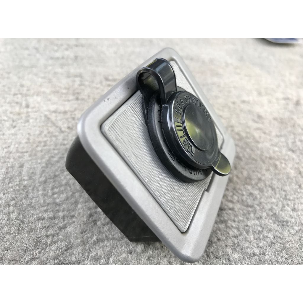 12v Outlet Mount – 2007 Toyota Land Cruiser UZJ100