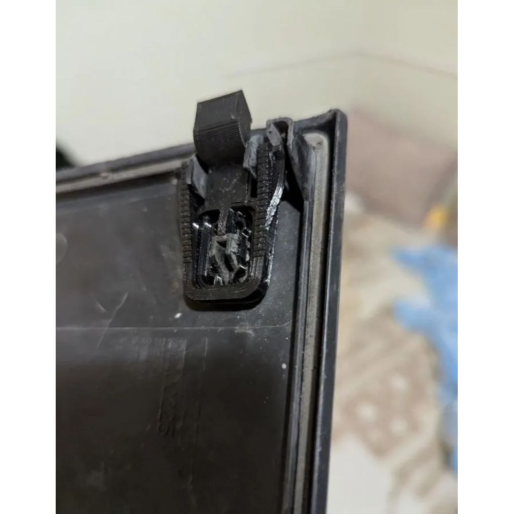 Battery Cover Clip For Platform ( S80 Xc60) – 1997-2016 Volvo Xc70 P3