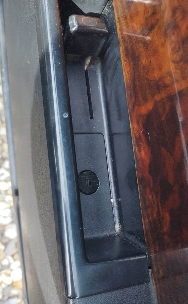 Door Handle Clips – 1991 Volvo 940