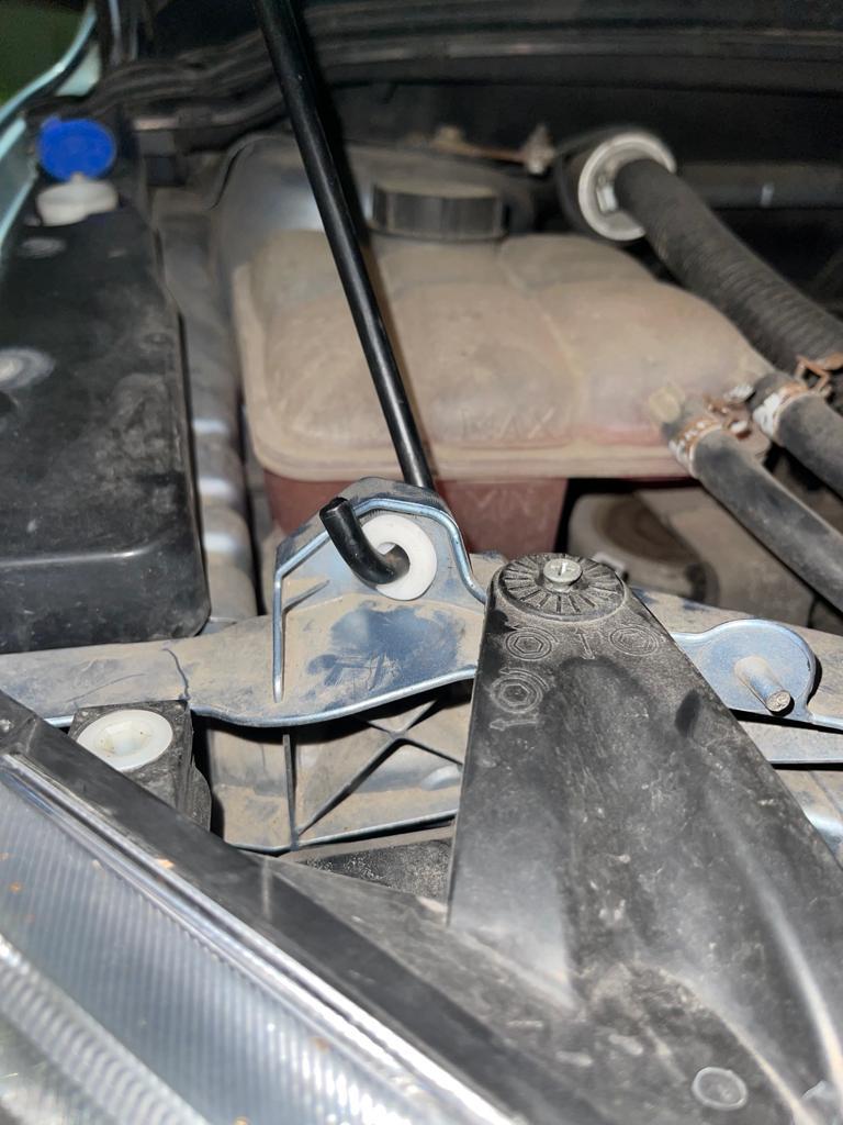 Engine Hood Rod Pivoting Support – 2004-2011 Ford Focus MK2