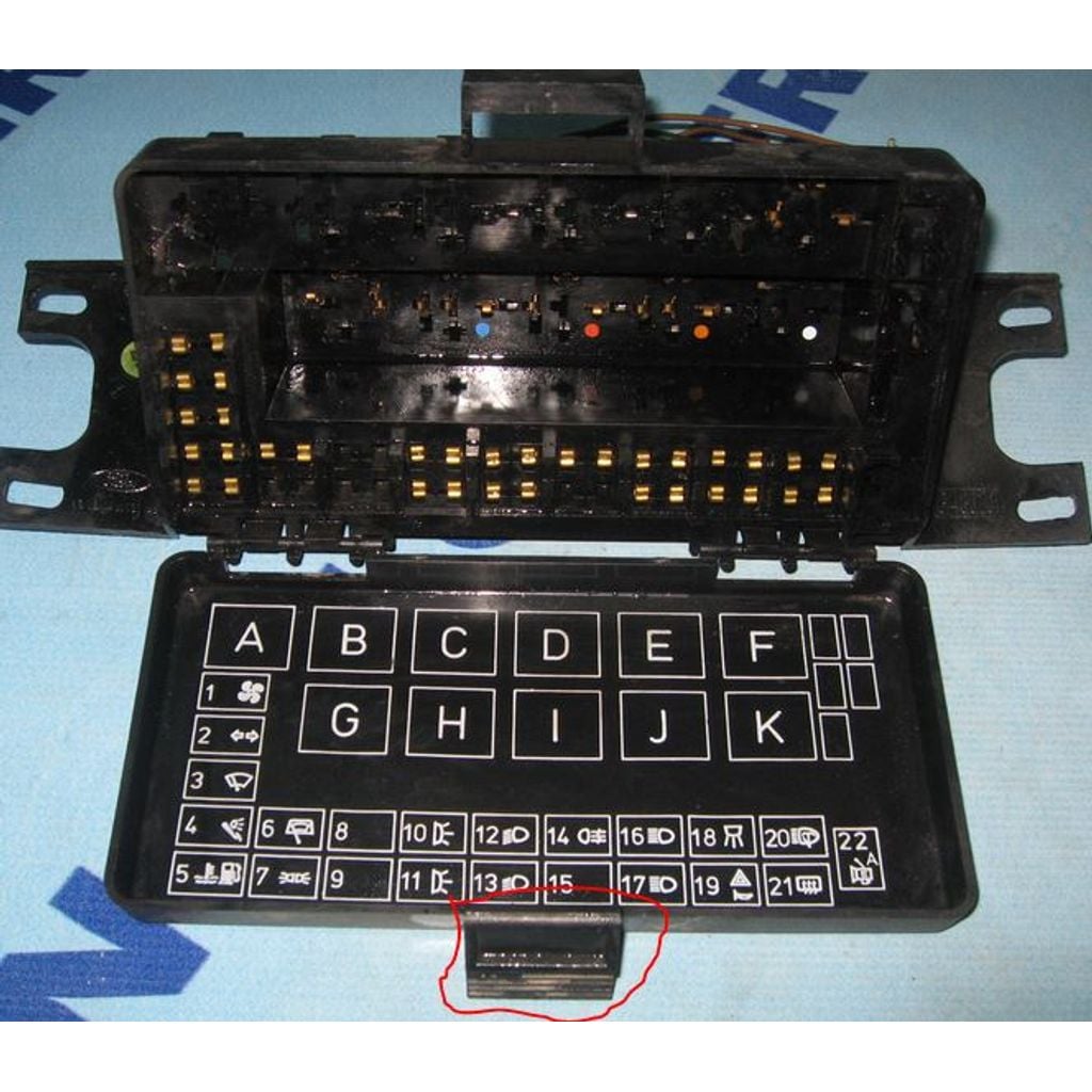 Fusebox Cover Retainer – 1986-1992 Ford Transit MK3