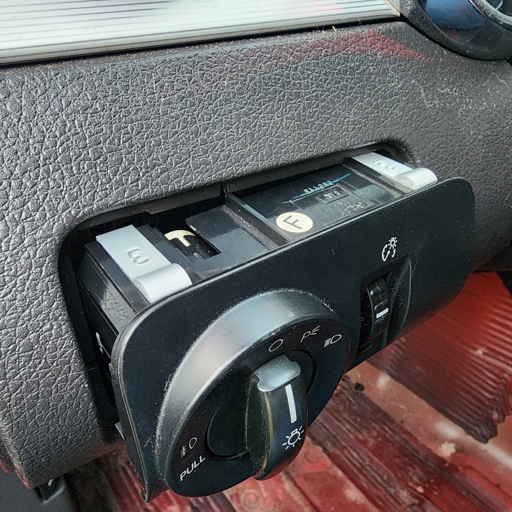 Headlight Switch Spring Clip – 2005-2009 Ford Mustang S197
