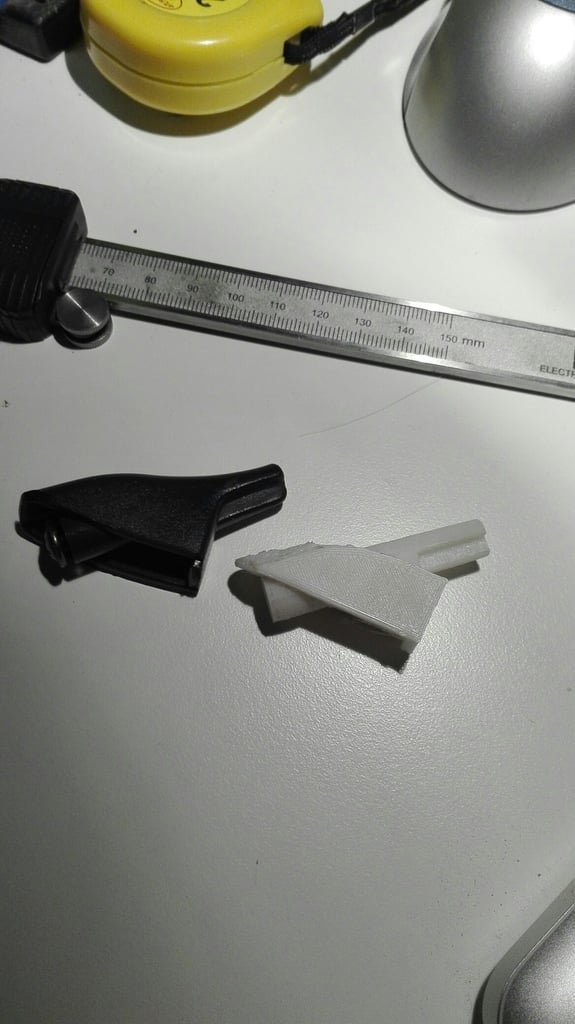 Luggage Cover Hold Clamp – 2000 Volvo V40