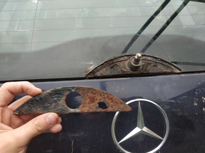 Rear Wiper Window Cover – 2005 Mercedes W211