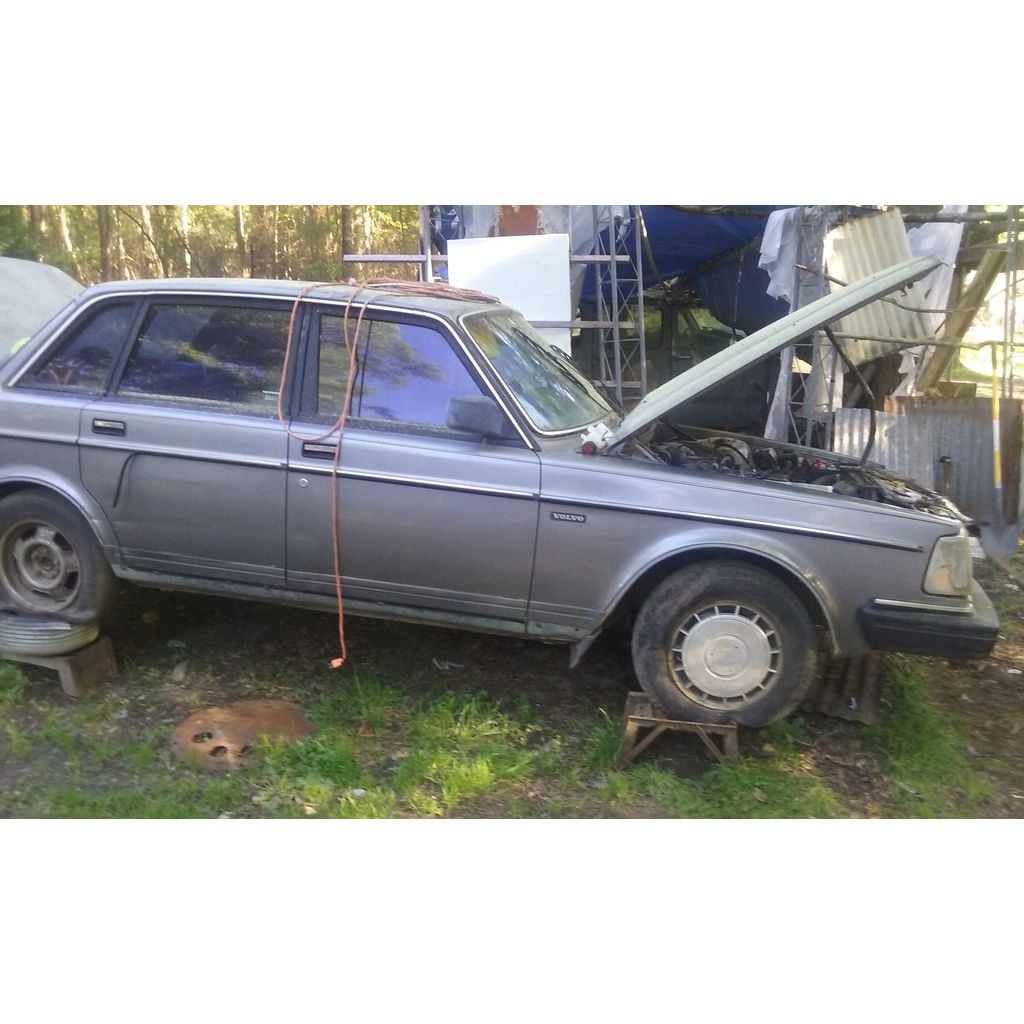 Spark Plug Wire Separator – 1987 Volvo 244 (DL)
