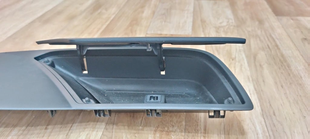 Top Storage Latch – 2005 Ford Focus
